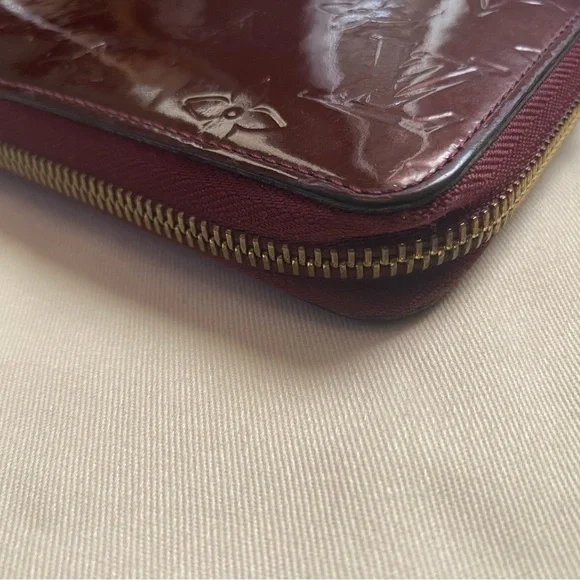 Louis Vuitton Monogram Vernis Zippy Wallet in the color Amarante - Picture 6 of 11